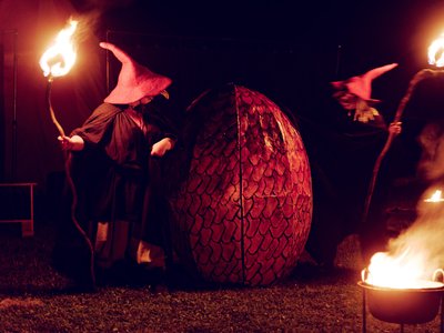 Les sorcières usent de leur magie de flamme pour tenter de faire éclore l'œuf de Dragon - Compagnie Briselame