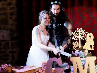 La découpe du gâteau de mariage à l'épée