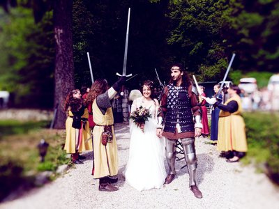 Le seigneur Gabriel et son épouse Marie entre au château de Feyssons sous les épées et les vivas de la Compagnie Briselame