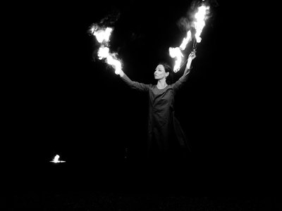 Danse enflammée de l'esprit de feu lors d'un spectacle de la Compagnie Briselame