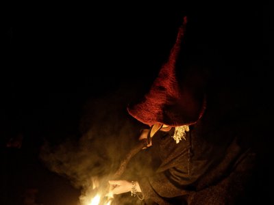 Les sorcières éclairent leur terrain de jeu lors d'un spectacle de feu de la Compagnie Briselame
