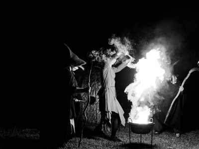 La magie des flammes - sorcière et esprit du feu préparent un tour durant un des spectacles de feu de la Compagnie Briselame