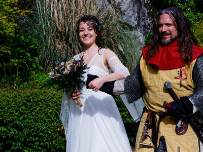 Escorte de la mariée par un chevalier de la Compagnie Briselame